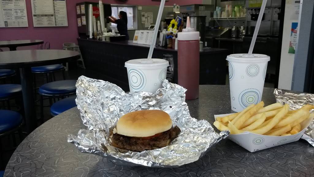 Chilly Willys Ice Creams | restaurant | 416 E Main St, Olney, IL 62450, USA | 6183209866 OR +1 618-320-9866