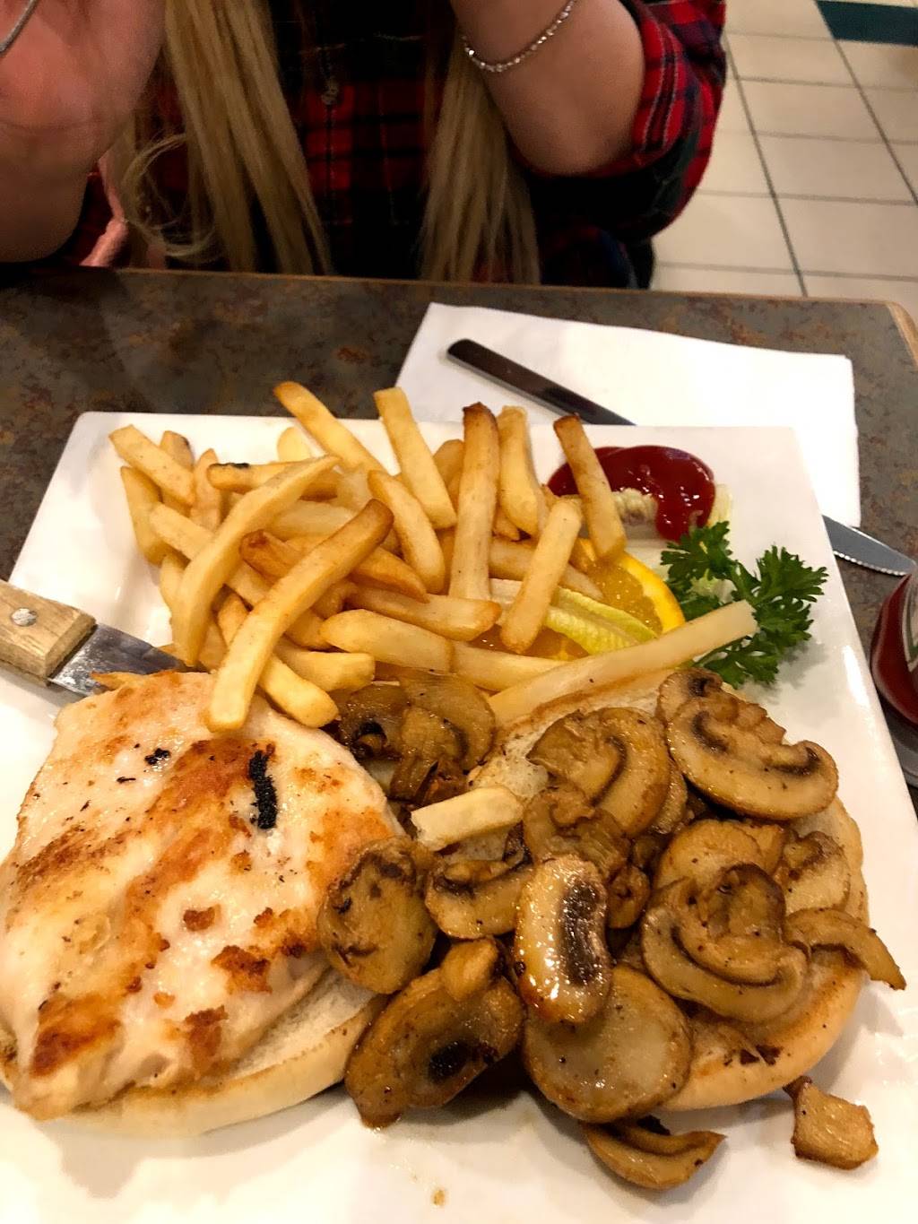 Georgian Circle Family Restaurant | restaurant | 1441 Mosley St #1, Wasaga Beach, ON L9Z 2B9, Canada | 7054292773 OR +1 705-429-2773