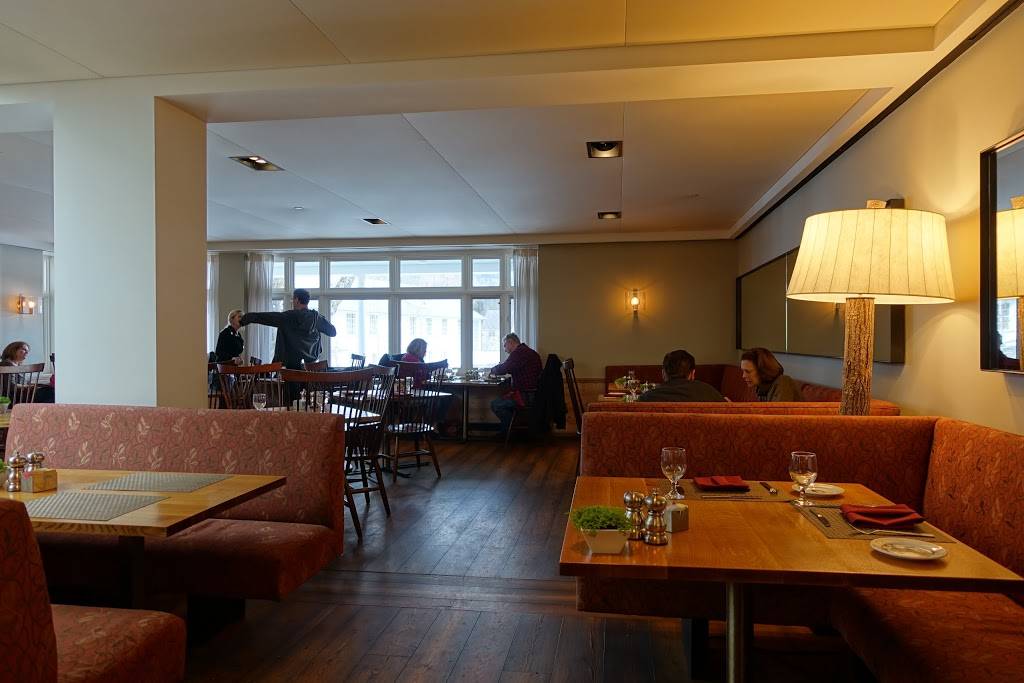 Red Rooster | restaurant | 14 The Green, Woodstock, VT 05091, USA | 8883382745 OR +1 888-338-2745