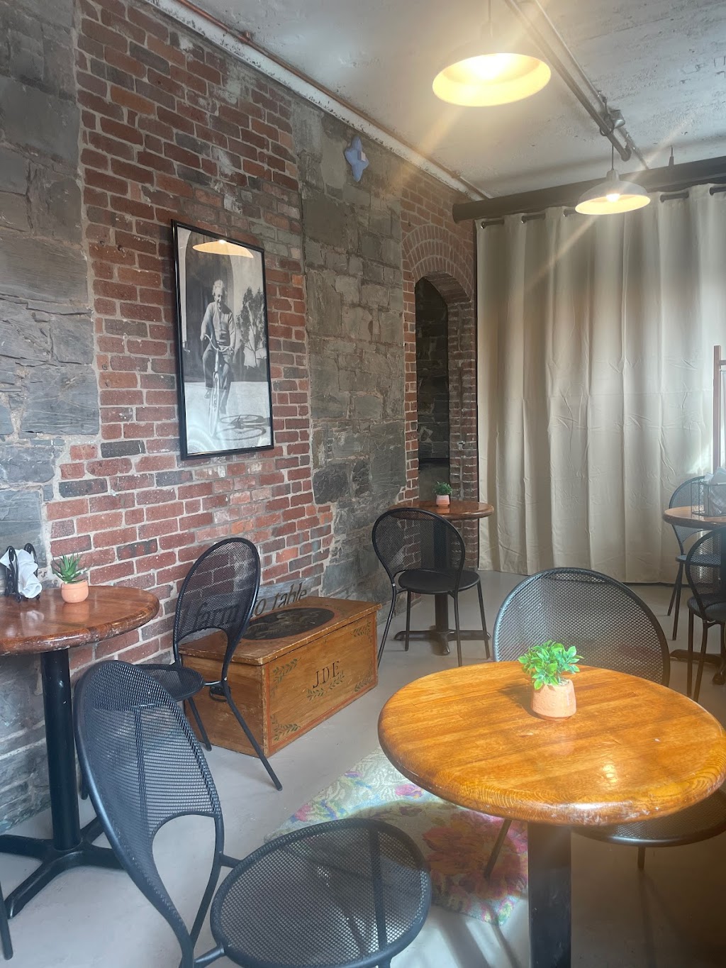 Roots Local Cafe and Catering | restaurant | 55 Main St Suite 111, Newmarket, NH 03857, USA | 6032925118 OR +1 603-292-5118