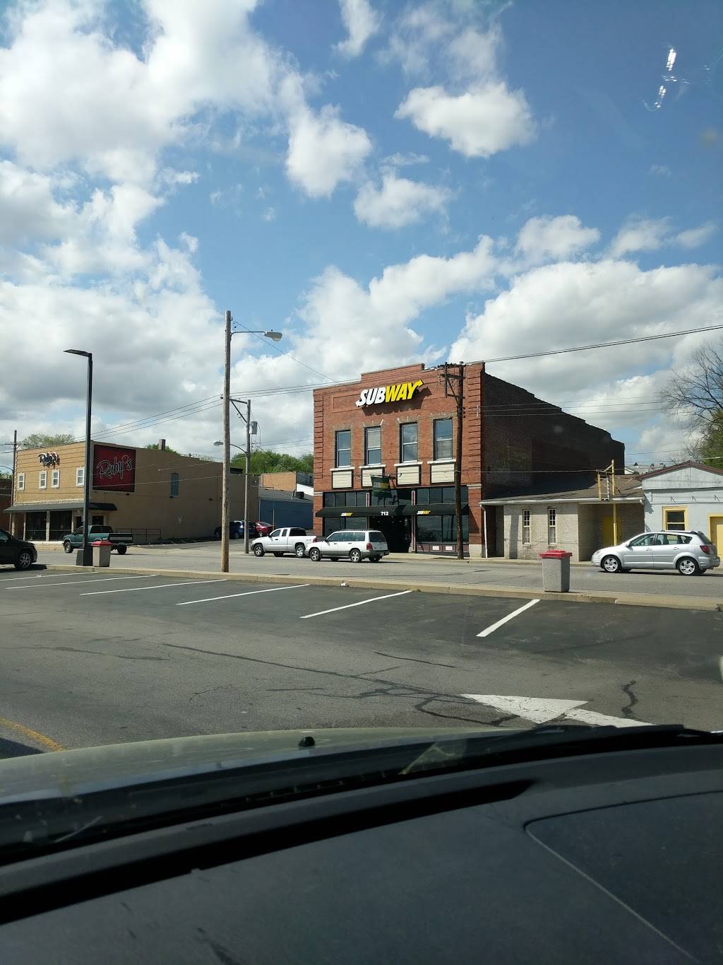 Subway | restaurant | 712 E Broadway, Alton, IL 62002, USA | 6184631028 OR +1 618-463-1028