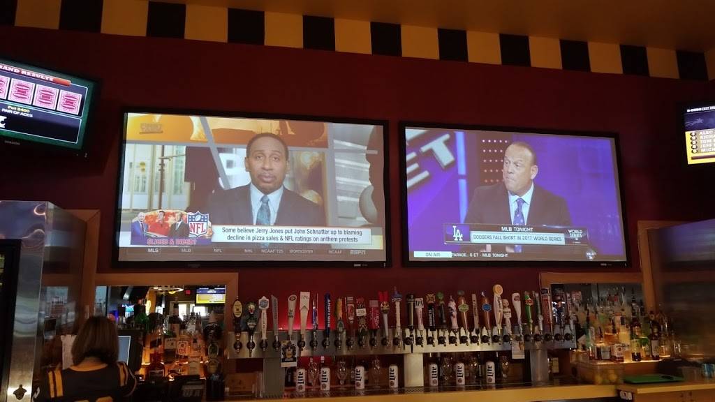 Buffalo Wild Wings | restaurant | 1940 Wells Rd, Orange Park, FL 32073, USA | 9042154969 OR +1 904-215-4969