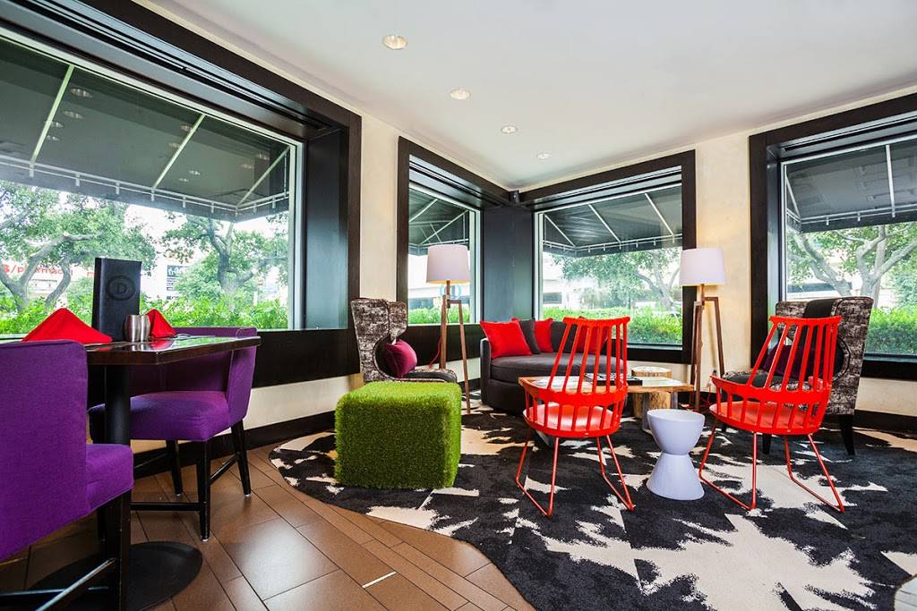 Revolve Kitchen + Bar | restaurant | 2525 W Loop S, Houston, TX 77027, USA | 7138509200 OR +1 713-850-9200