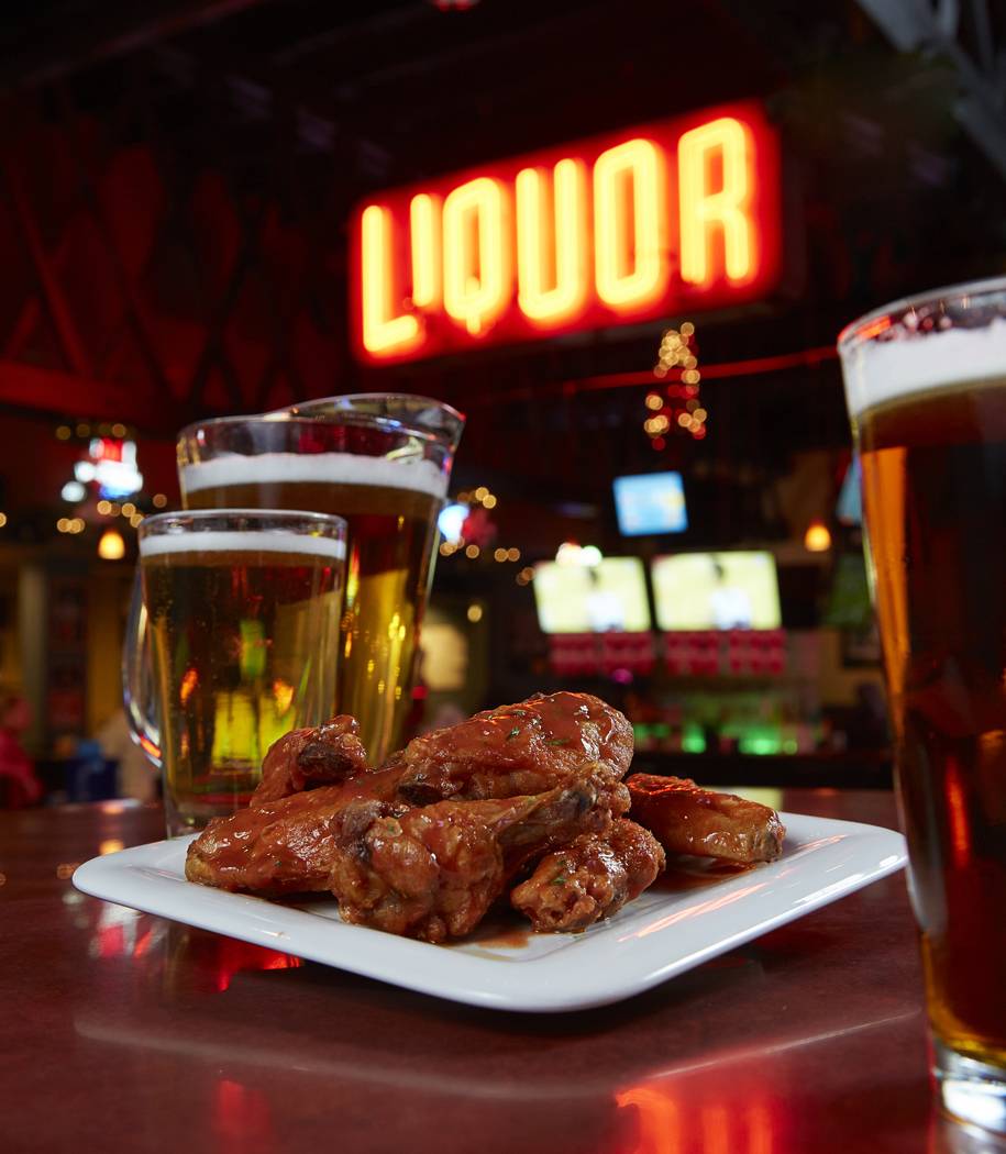 Antonios Sports Bar & Grille | night club | 18 W Mill St, Plymouth, WI 53073, USA | 9208935105 OR +1 920-893-5105