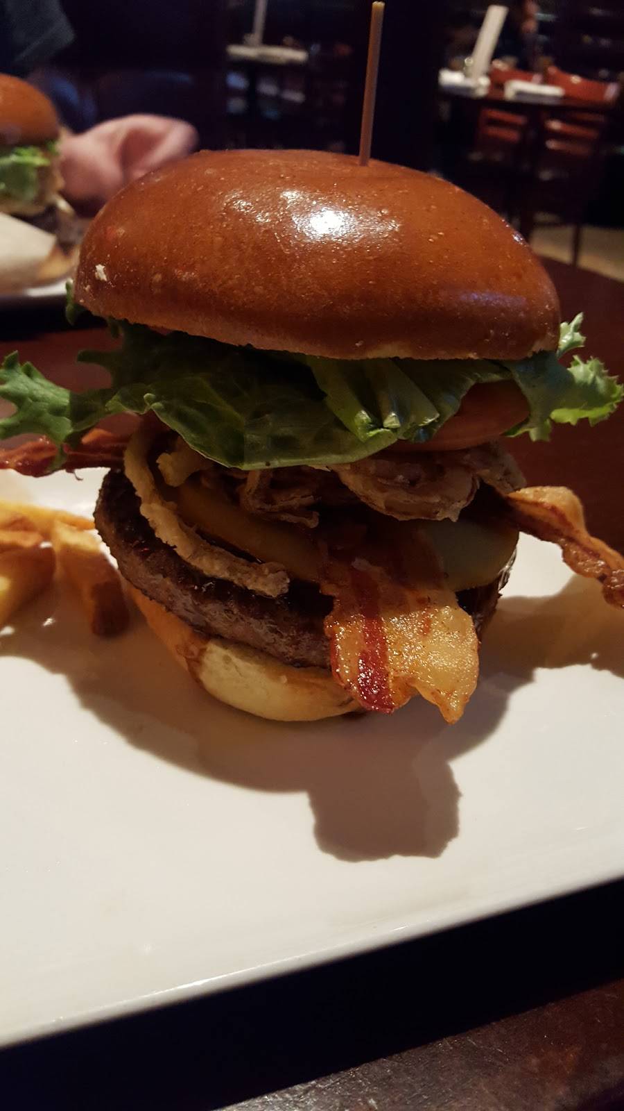 Elis Branford | restaurant | 624 W Main St, Branford, CT 06405, USA | 2034882700 OR +1 203-488-2700