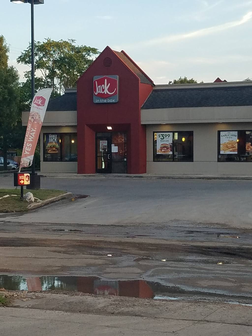 Jack in the Box | restaurant | 3706 S Zarzamora St, San Antonio, TX 78225, USA | 2109223769 OR +1 210-922-3769