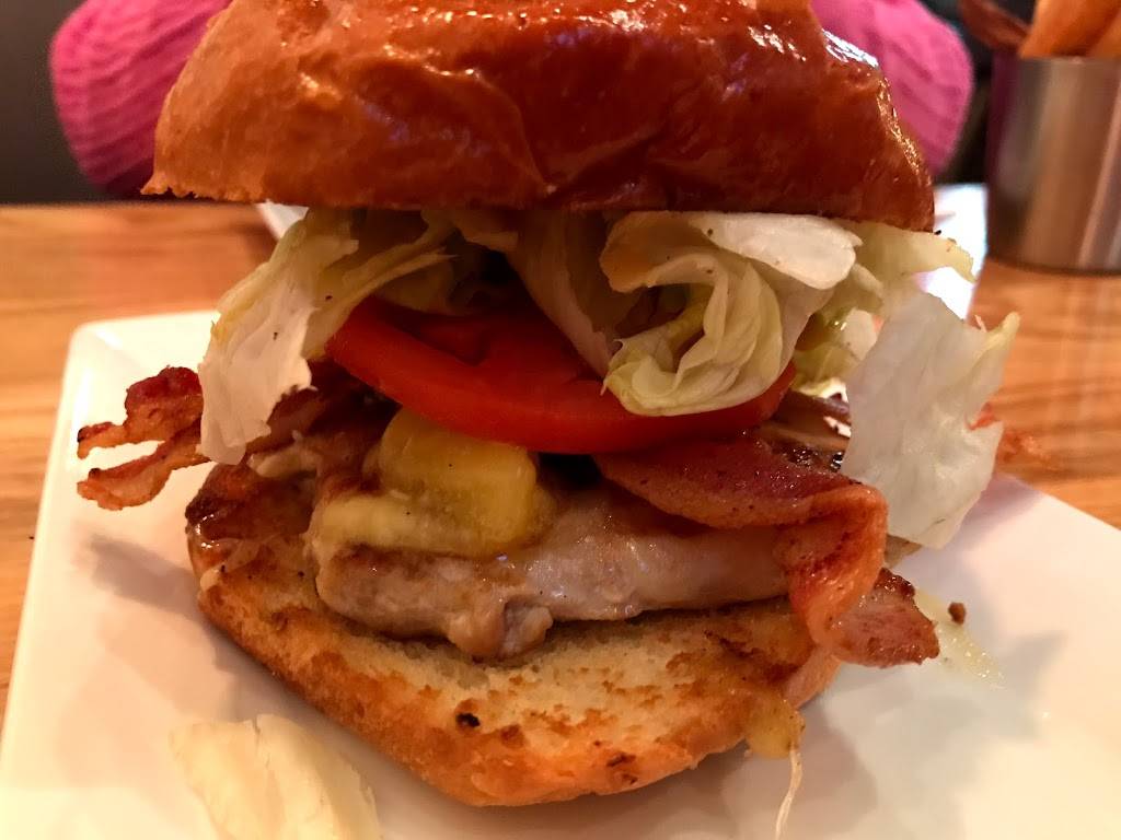 Corner Burger | restaurant | 12130 E Lynchburg Salem Turnpike Unit #3, Forest, VA 24551, USA | 4346162770 OR +1 434-616-2770