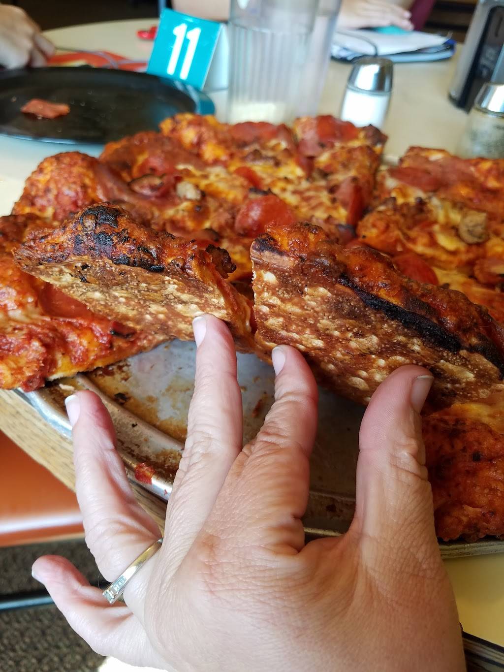 Round Table Pizza | meal delivery | 5101 Folsom Blvd, Sacramento, CA 95819, USA | 9164575705 OR +1 916-457-5705