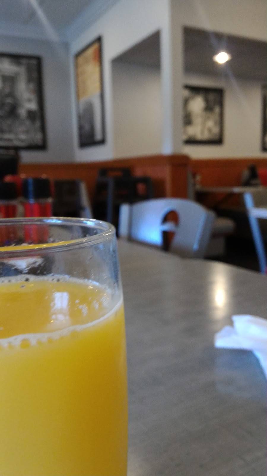 Friendlys | restaurant | 21 Southampton Rd, Westfield, MA 01085, USA | 4135620625 OR +1 413-562-0625