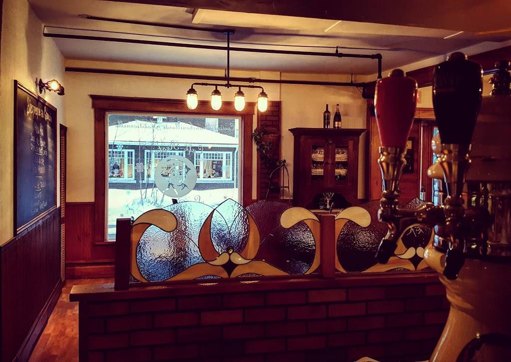 Café-resto Le Gavroche | restaurant | 304 Rue Notre Dame E, Victoriaville, QC G6P 5G7, Canada | 8196043077 OR +1 819-604-3077