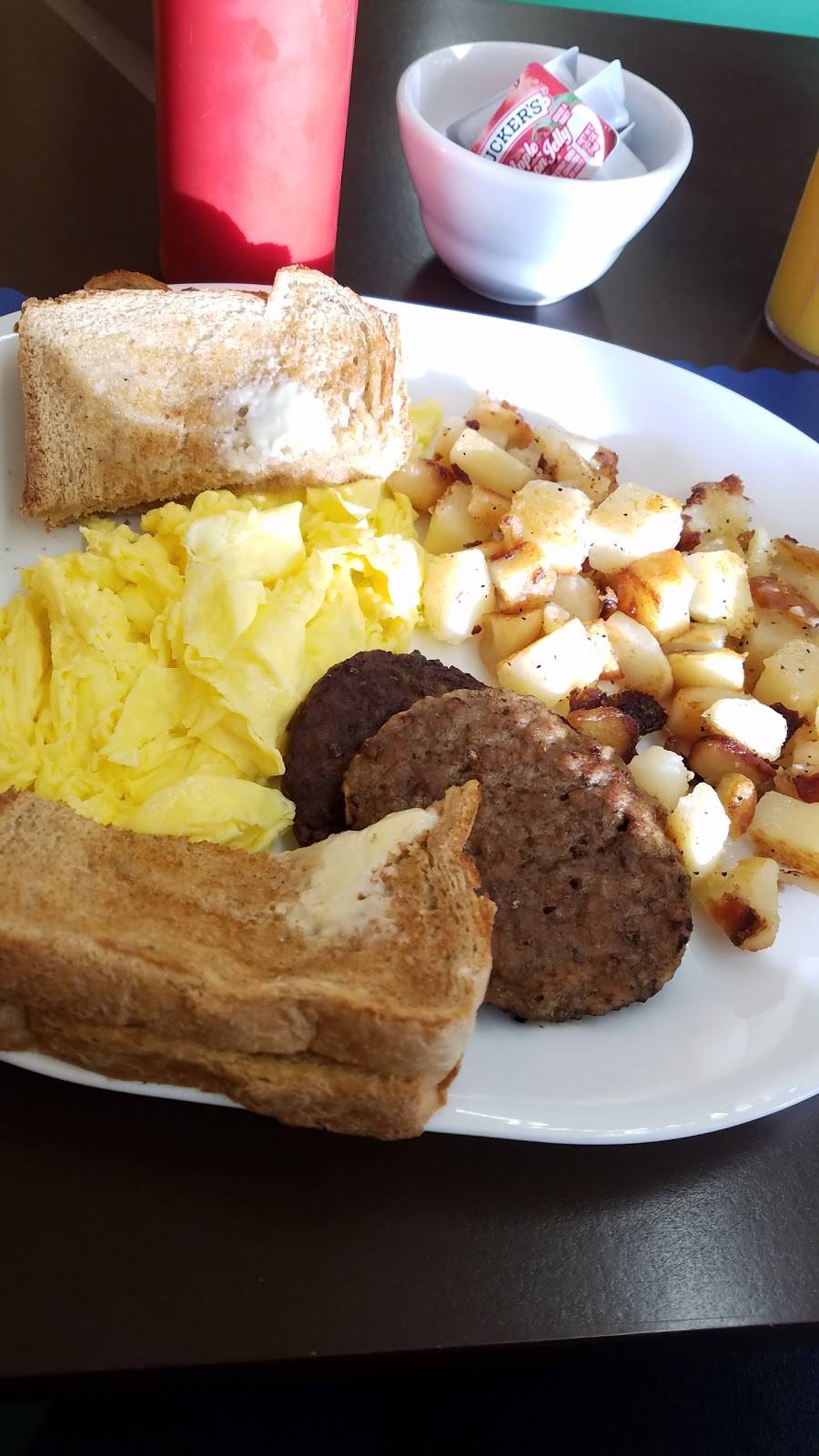 Comptons Restaurant | restaurant | 457 Broadway, Saratoga Springs, NY 12866, USA | 5185849632 OR +1 518-584-9632