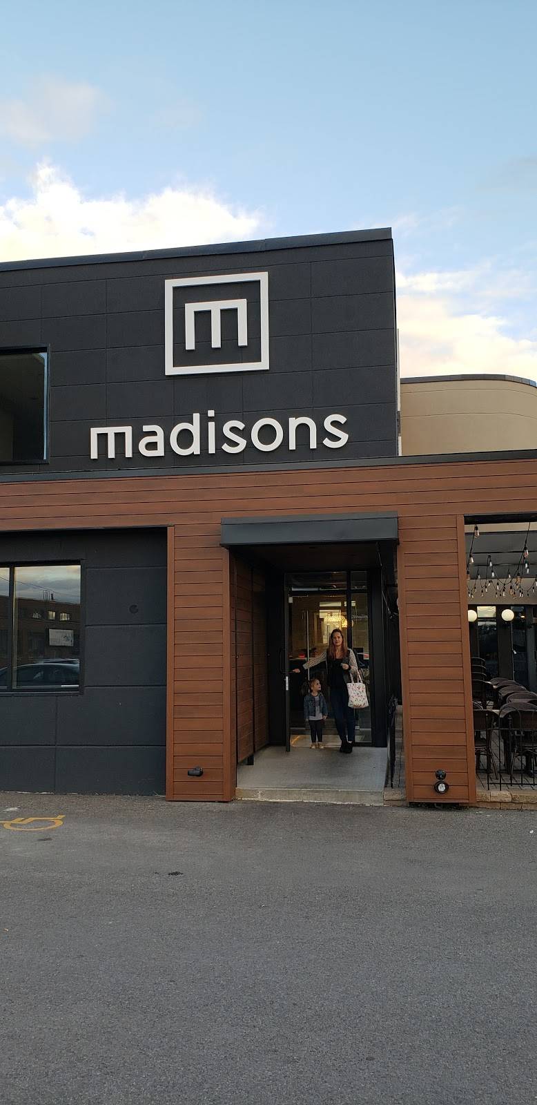 Madisons Restaurant & Bar | restaurant | 7977 Boulevard Décarie, Montréal, QC H4P 2H5, Canada | 5145433131 OR +1 514-543-3131