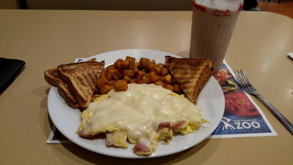 Newport Creamery | restaurant | 701 Fall River Ave, Seekonk, MA 02771, USA | 5083364519 OR +1 508-336-4519