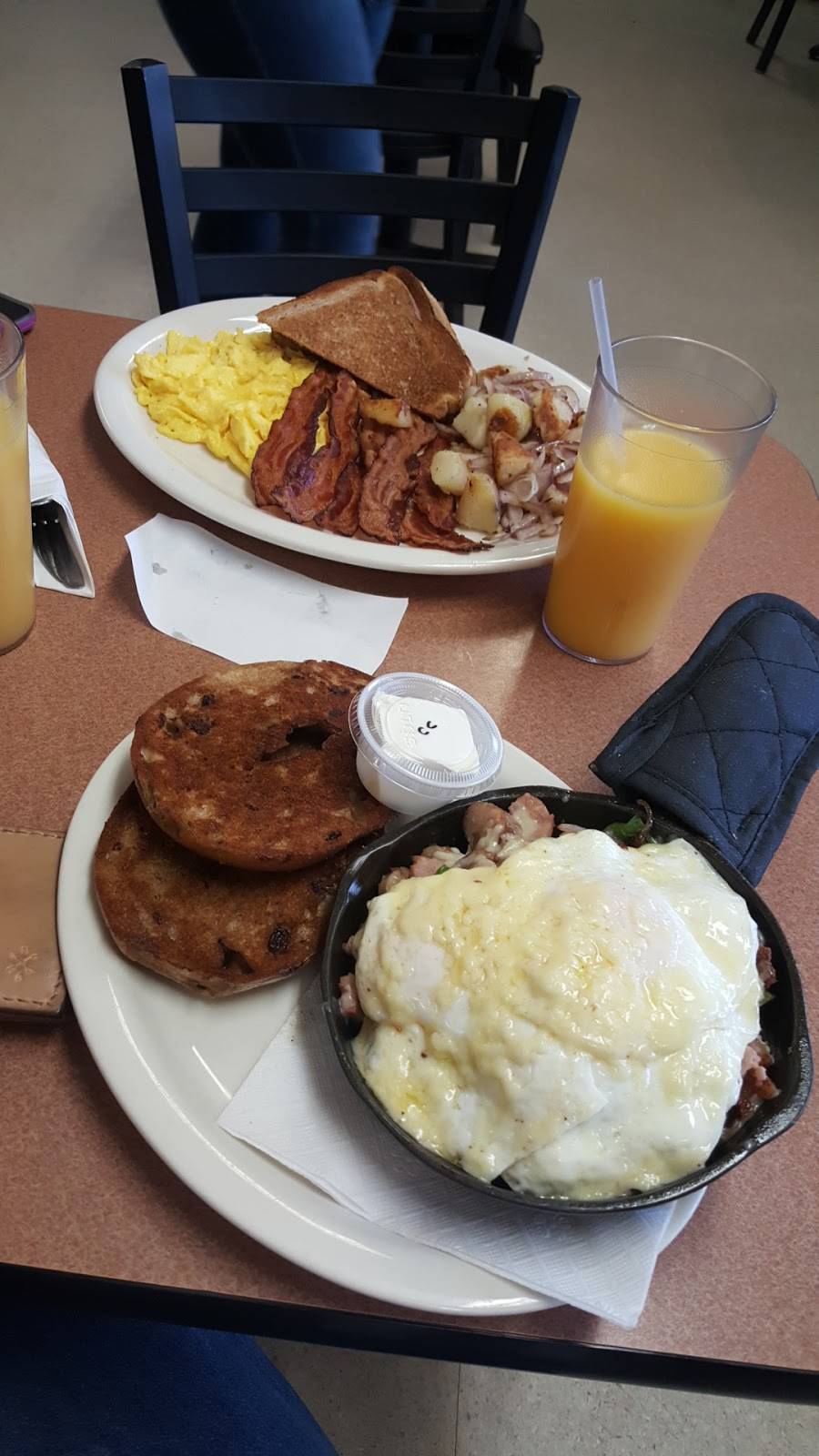 Hurricanes Cafe & Deli | cafe | 682 US-202, Greene, ME 04236, USA | 2079463354 OR +1 207-946-3354