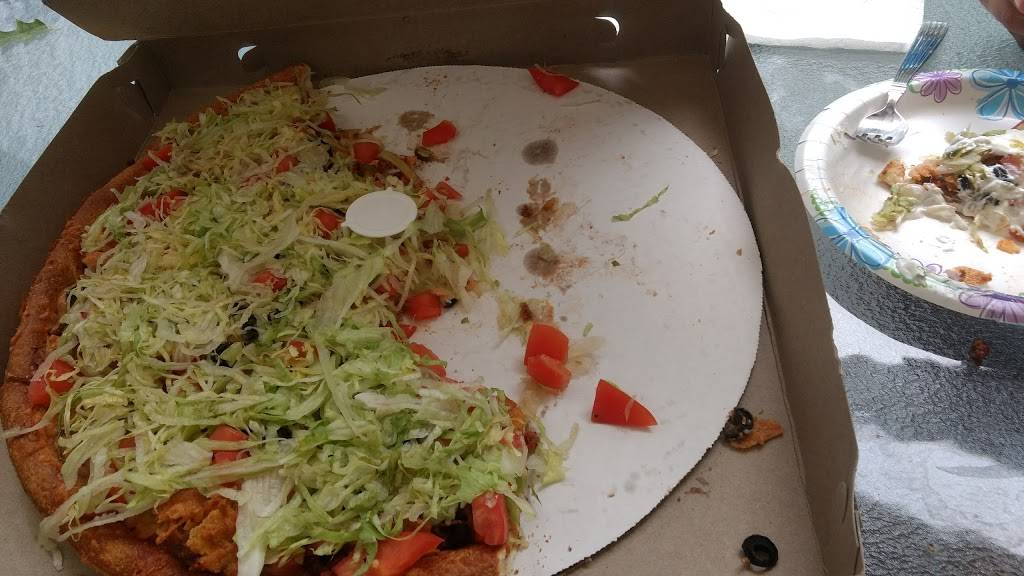 Village Pizza Restaurant | restaurant | 521 College Hwy, Southwick, MA 01077, USA | 4135693160 OR +1 413-569-3160