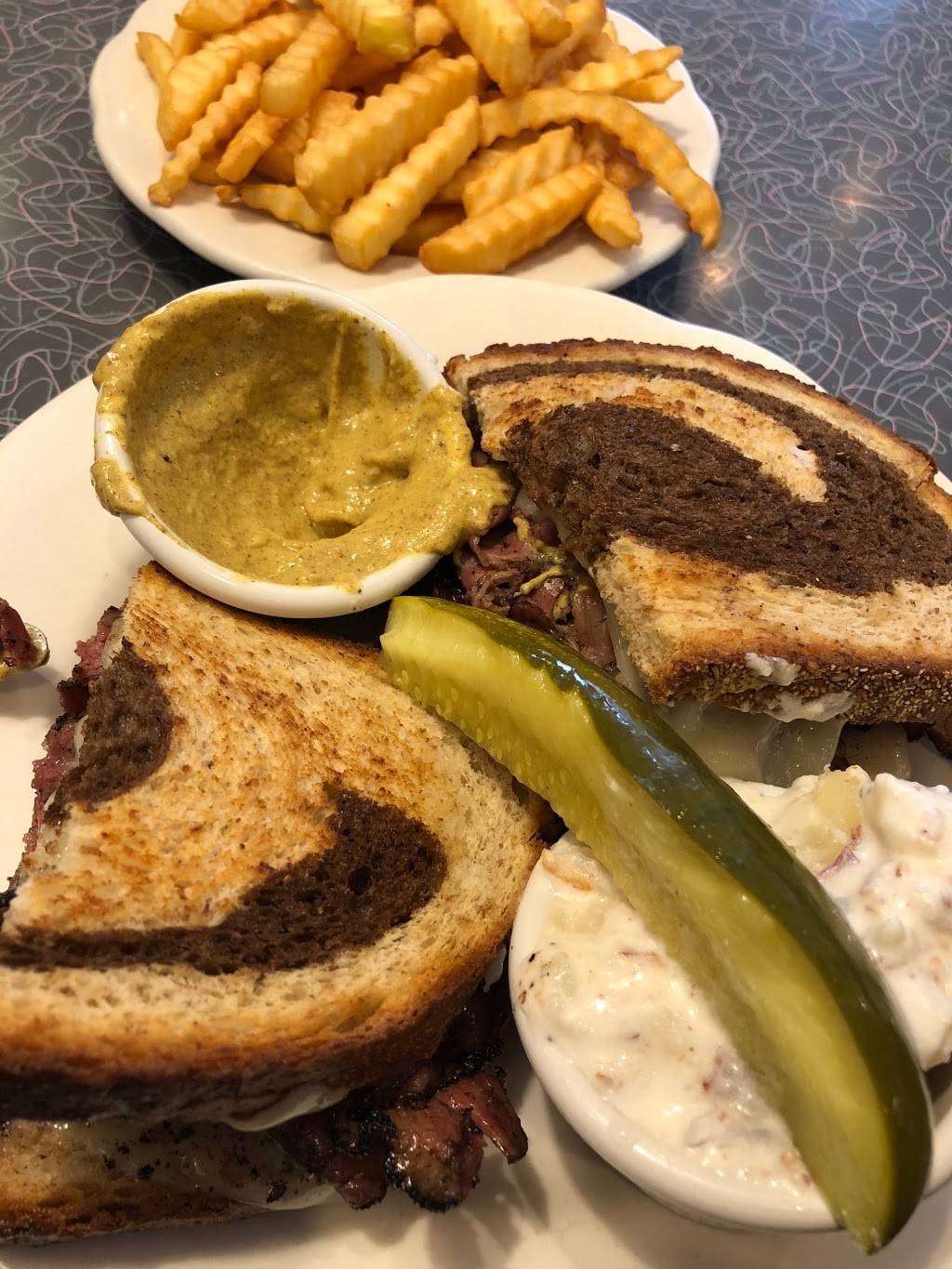 Glens Dinette | restaurant | 23 E Main St, Babylon, NY 11702, USA | 6316694700 OR +1 631-669-4700