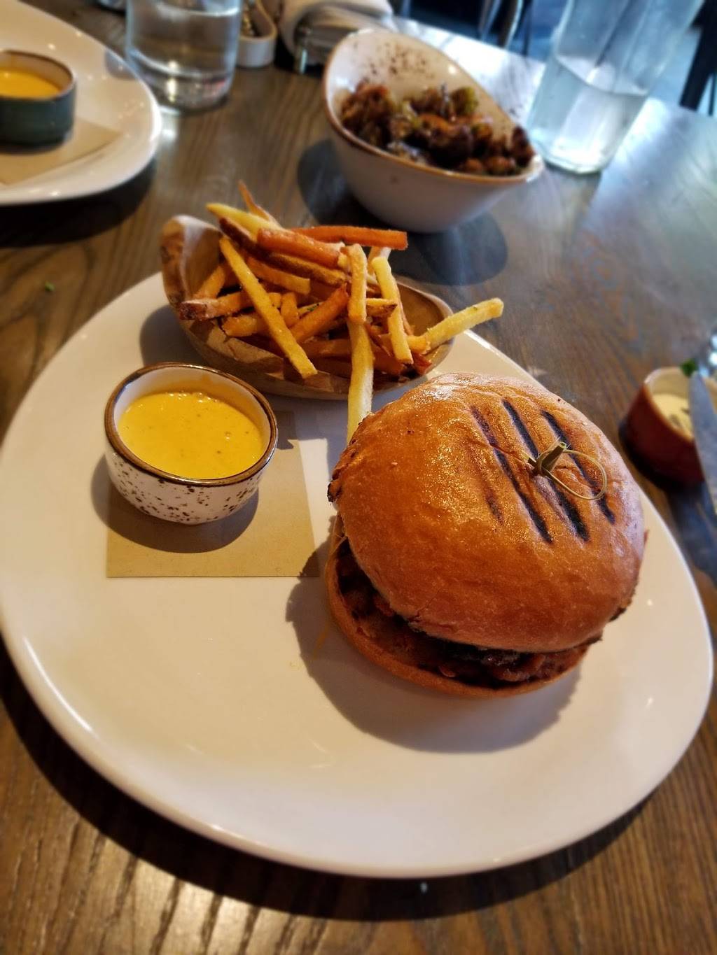 Stock & Barrel | restaurant | 316 W Davis St, Dallas, TX 75208, USA | 2148880150 OR +1 214-888-0150