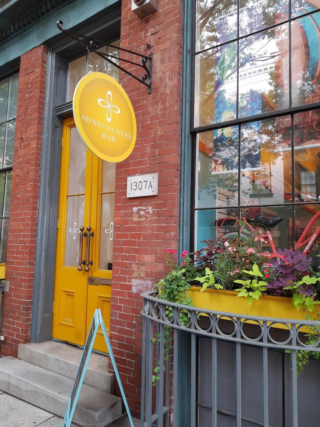 Moms Siam 2 Restaurant | restaurant | 1309 E Cary St, Richmond, VA 23219, USA | 8042258801 OR +1 804-225-8801