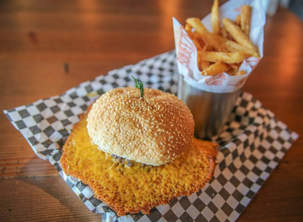 Squeeze Burger and Brew | restaurant | 856 W Benjamin Holt Dr, Stockton, CA 95207, USA | 2094732222 OR +1 209-473-2222