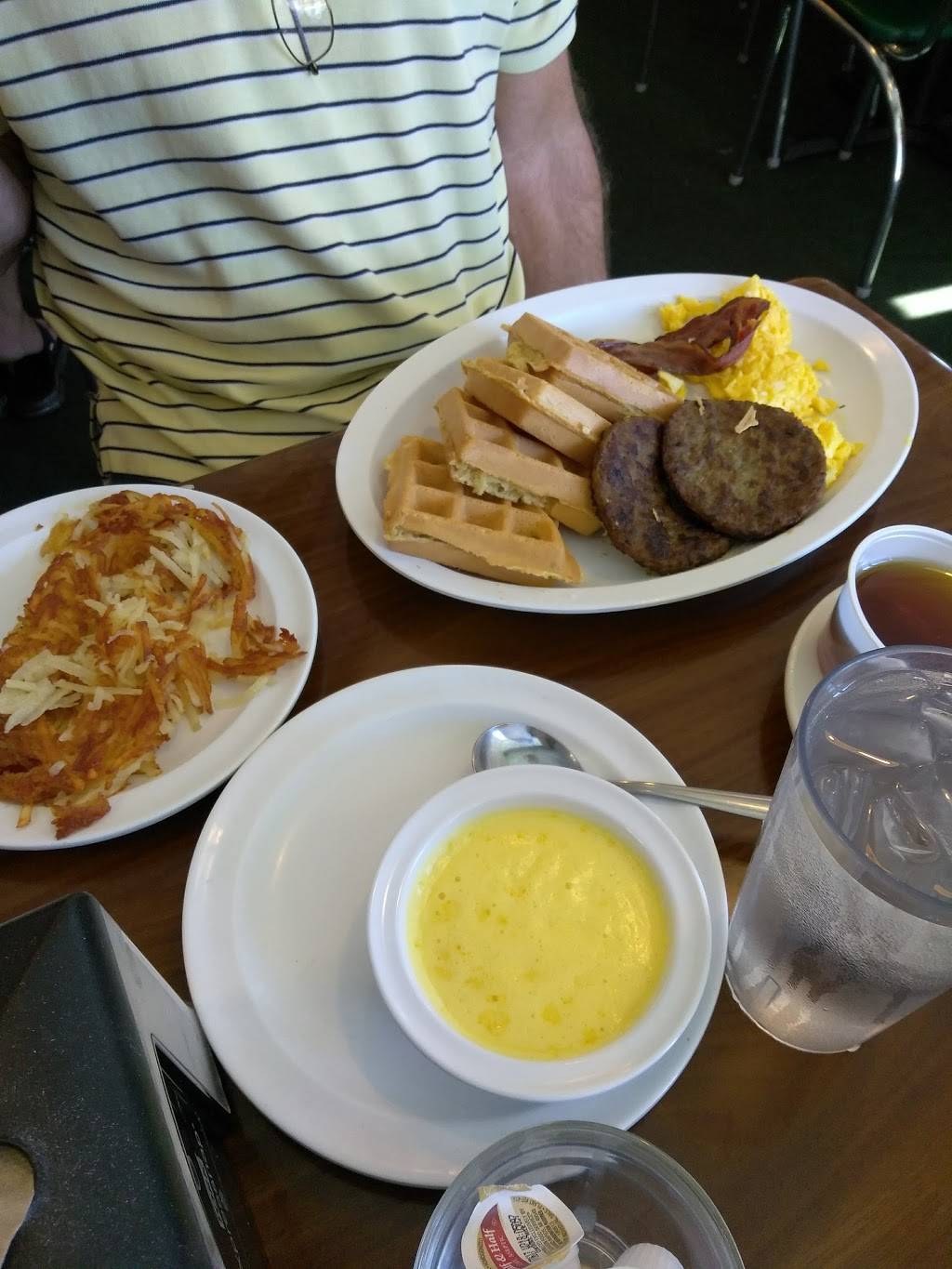 Daybreak Diner | restaurant | 3335 Curry Ford Rd, Orlando, FL 32806, USA | 4078988338 OR +1 407-898-8338