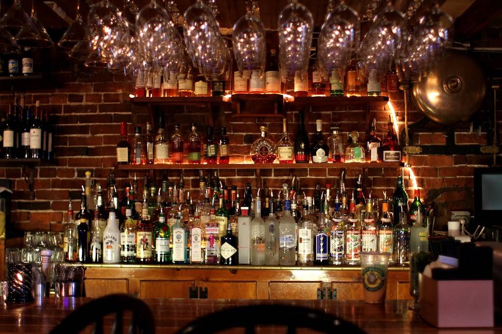 Dolphin Striker | restaurant | 15 Bow St, Portsmouth, NH 03801, USA | 6034315222 OR +1 603-431-5222