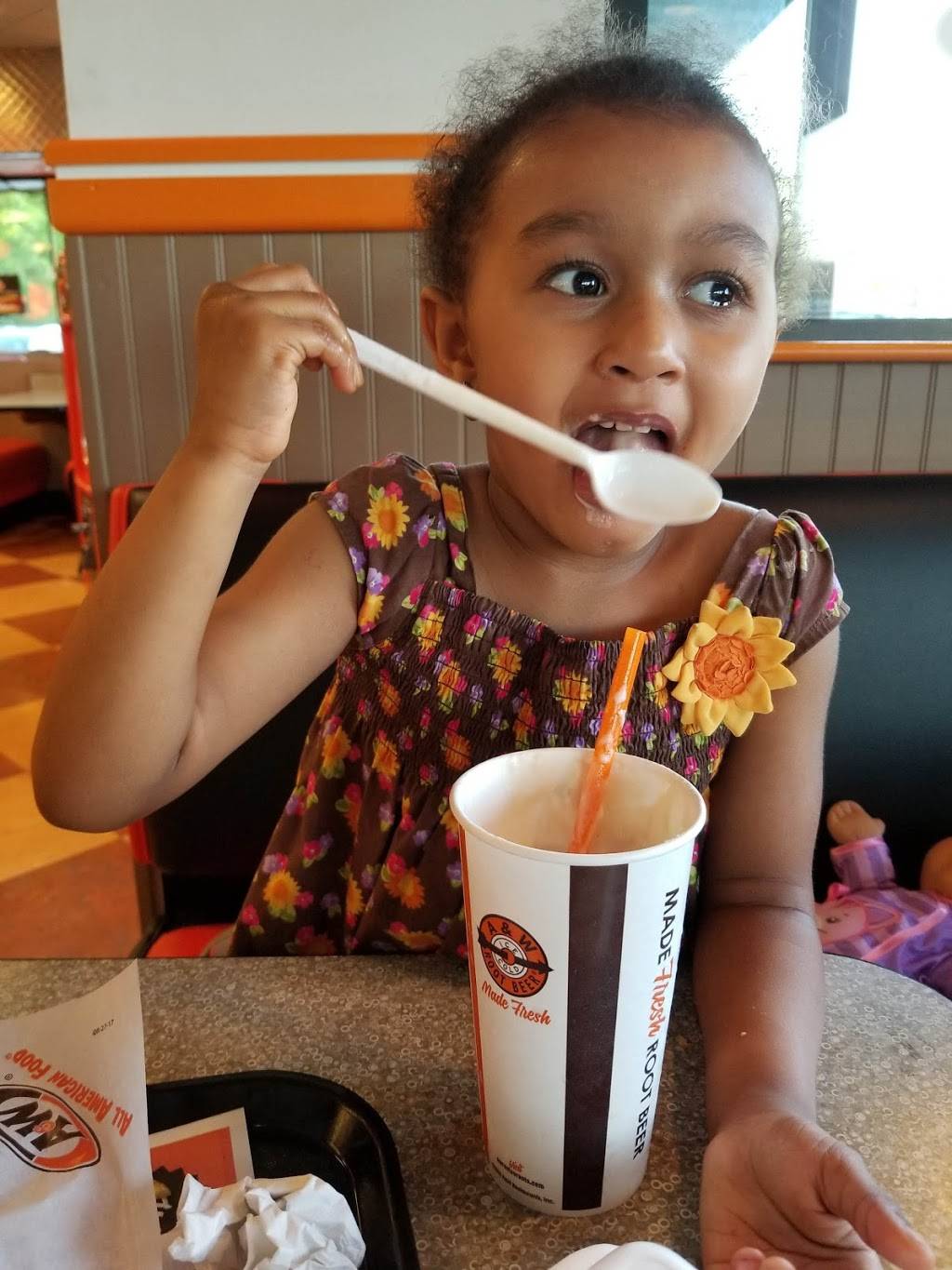 A&W Restaurant | restaurant | 210 Town Center Dr, Dearborn, MI 48126, USA | 3132711676 OR +1 313-271-1676