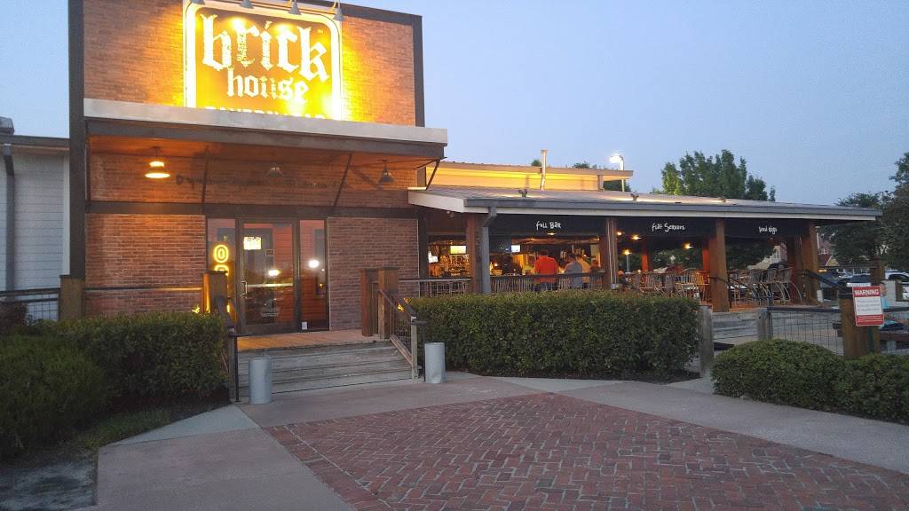 Brick House Tavern + Tap | restaurant | 12910 Northwest Fwy, Houston, TX 77040, USA | 7134620576 OR +1 713-462-0576