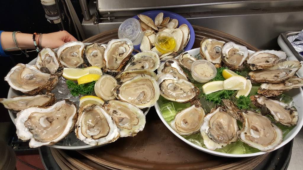 Harris Crab House | restaurant | 433 Kent Narrow Way N, Grasonville, MD 21638, USA | 4108279500 OR +1 410-827-9500