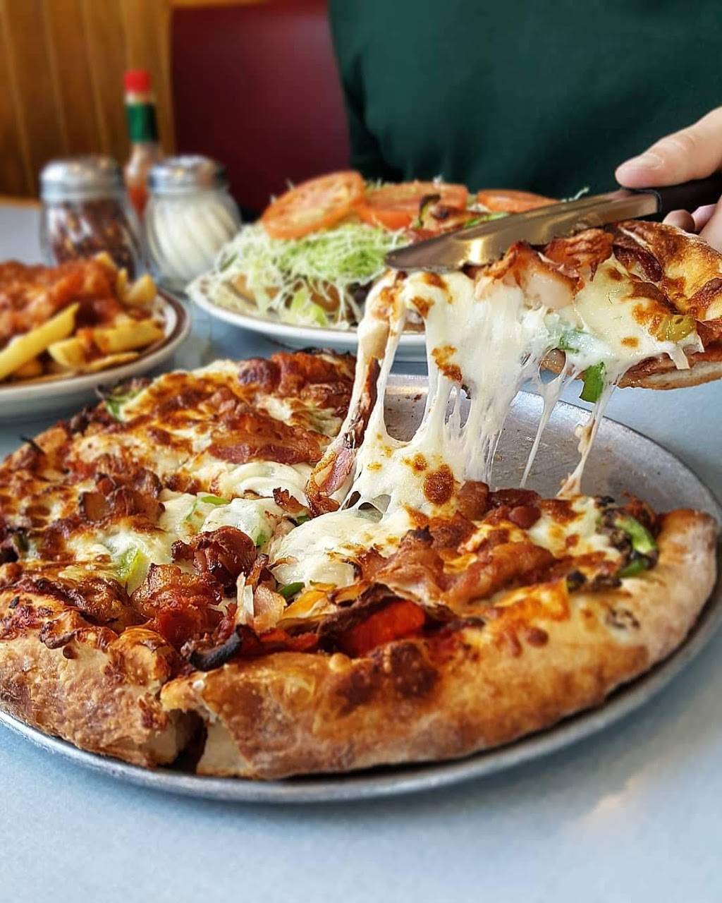 Gigi Pizzeria | restaurant | 302 Chemin du Bord-du-Lac, Pointe-Claire, QC H9S 4L5, Canada | 5146974587 OR +1 514-697-4587