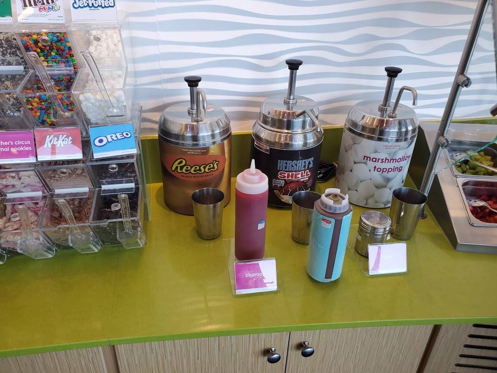 Menchies Frozen Yogurt | bakery | 10771 Gateway S Blvd, El Paso, TX 79934, USA | 9158210101 OR +1 915-821-0101