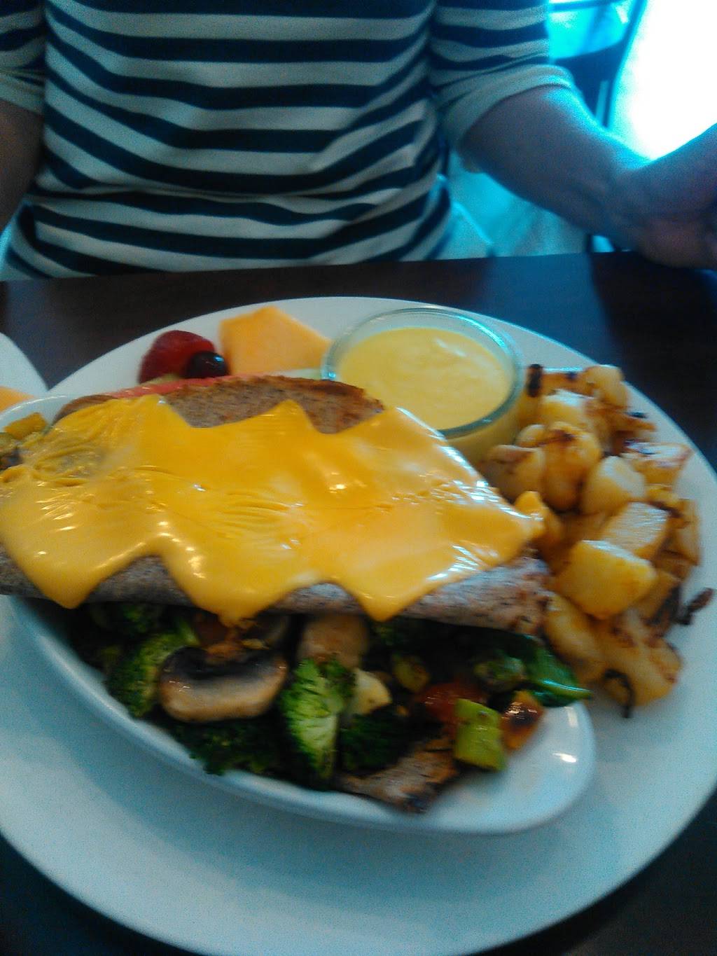 Restaurant Chez Nicolas Dejeuner&Diner | restaurant | 3460 Boulevard Dagenais O, Laval, QC H7P 1V6, Canada | 4509373995 OR +1 450-937-3995