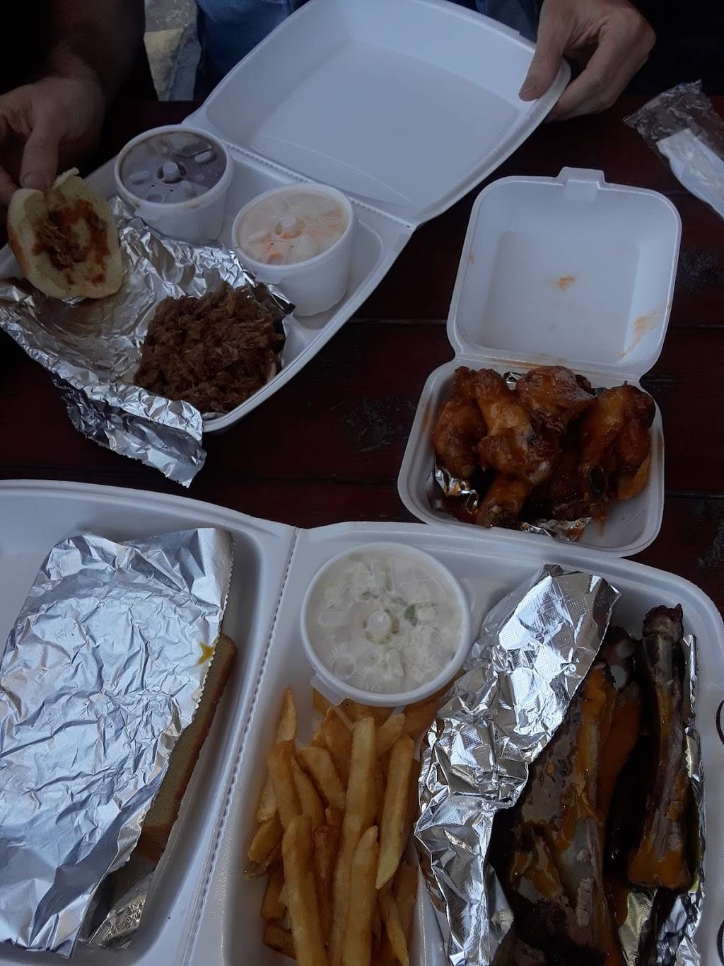 Finger Lickin BBQ & Wings | restaurant | 218 N Orange St, New Smyrna Beach, FL 32168, USA | 3864103427 OR +1 386-410-3427