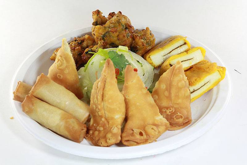 Chat Hut | restaurant | 7106 Airport Rd, Mississauga, ON L4T 2G8, Canada | 9056722428 OR +1 905-672-2428