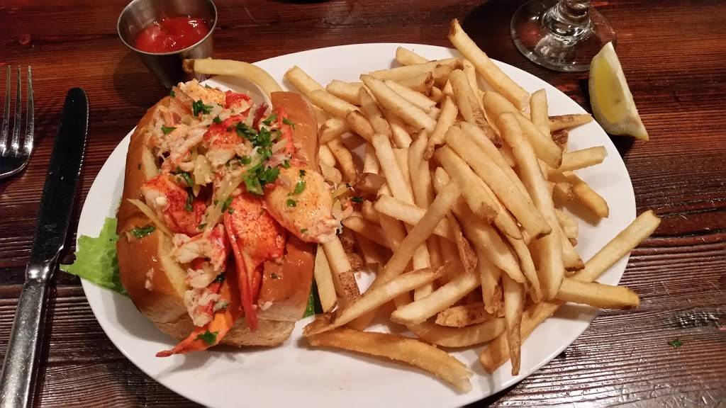 Marthas Vineyard Chowder Company | restaurant | 9 Oak Bluffs Ave, Oak Bluffs, MA 02557, USA | 5086963000 OR +1 508-696-3000