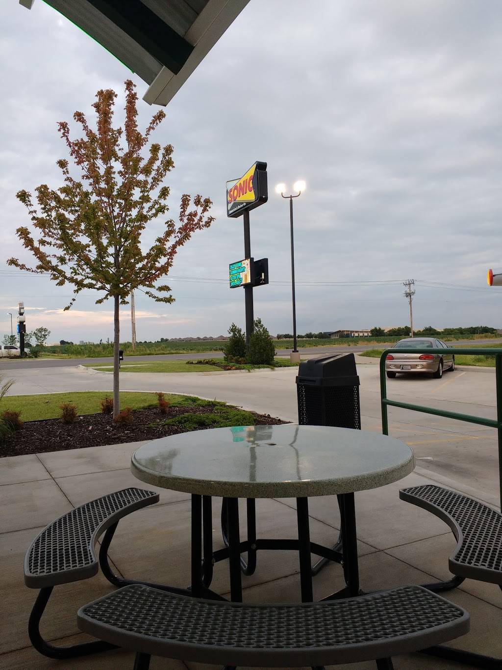 Sonic Drive-In | restaurant | 901 N Cemetery Rd, Yukon, OK 73099, USA | 4054949629 OR +1 405-494-9629