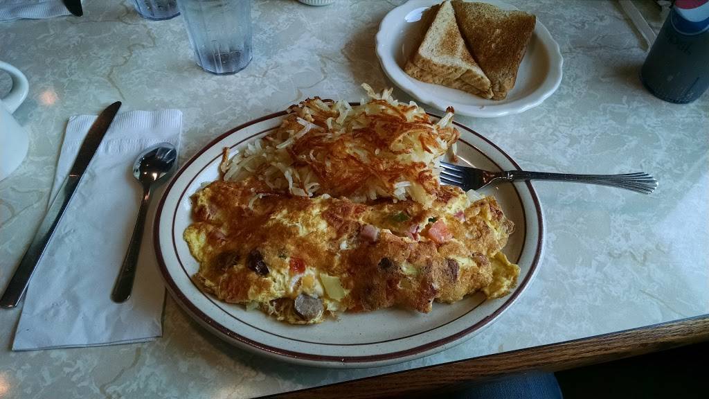 Four Star Family Restaurant | restaurant | 120 Simmons Ave, Pewaukee, WI 53072, USA | 2626919555 OR +1 262-691-9555