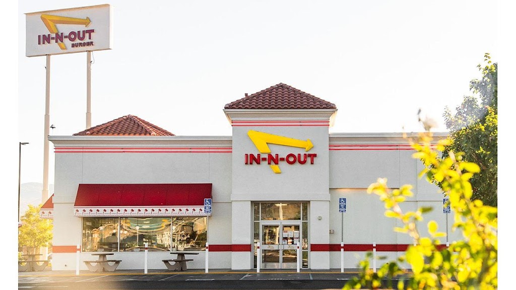In-N-Out Burger | restaurant | 1351 N State St, Ukiah, CA 95482, USA | 8007861000 OR +1 800-786-1000