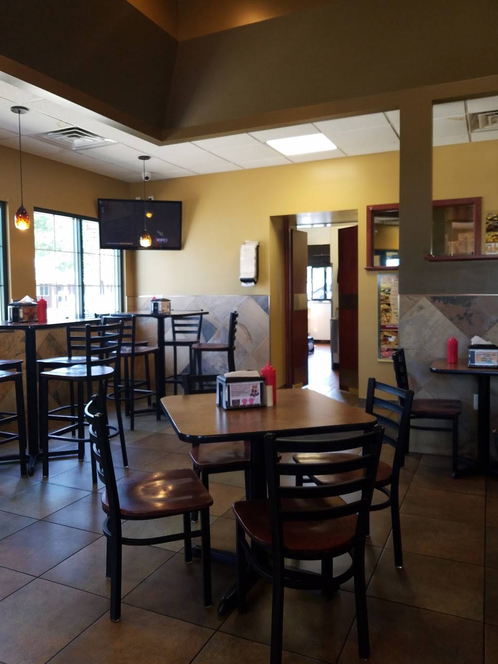 Dairy King | restaurant | 320 W Broadway, Trenton, IL 62293, USA | 6182242222 OR +1 618-224-2222