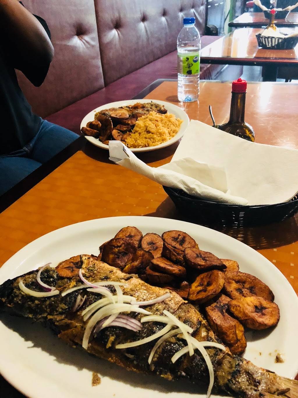 Hot Africa | restaurant | 4959 Chemin Queen Mary, Montréal, QC H3W 1X4, Canada | 5147340000 OR +1 514-734-0000