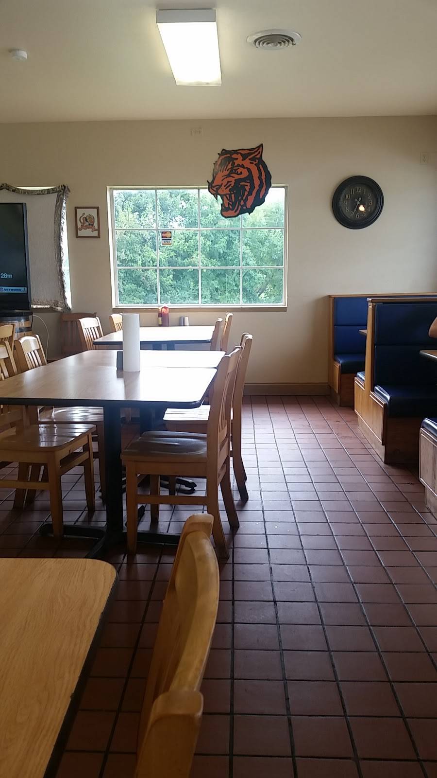 Lulus Burgers | restaurant | 803 Culver St, Commerce, TX 75428, USA | 9038863888 OR +1 903-886-3888