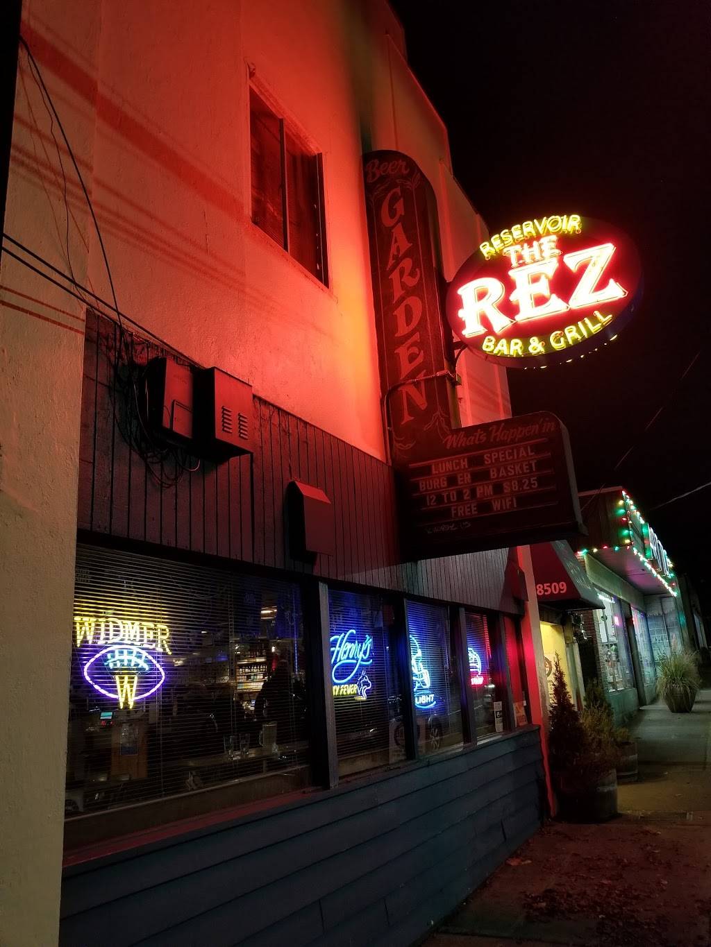 Reservoir Bar & Grill | restaurant | 8509 Roosevelt Way NE, Seattle, WA 98115, USA | 2065282107 OR +1 206-528-2107