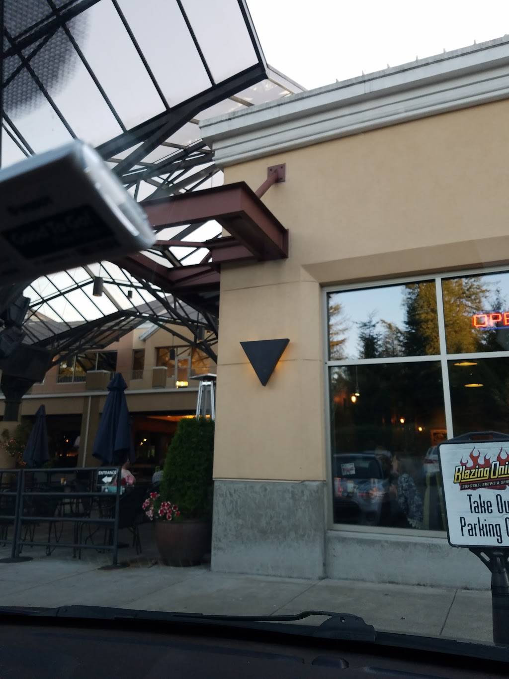 Blazing Onion Burger Company | restaurant | 15115 Main St, Mill Creek, WA 98012, USA | 4253384445 OR +1 425-338-4445