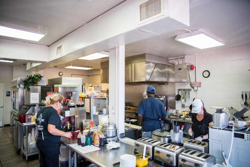 Debbies Diner | cafe | 112 E Merrit Island Causeway, Merritt Island, FL 32952, USA | 3214593209 OR +1 321-459-3209