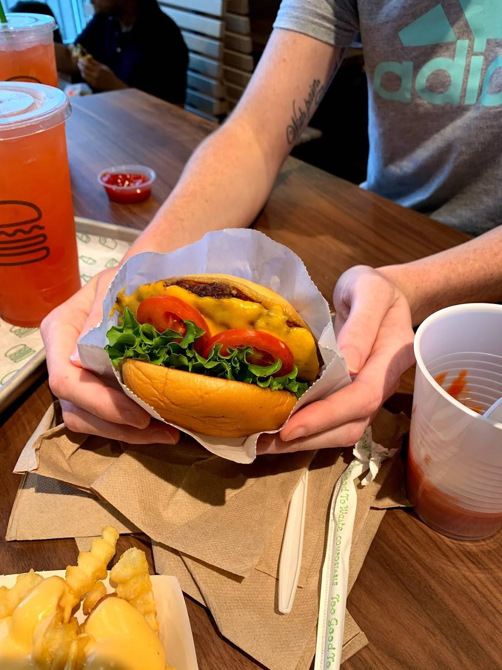 Shake Shack | restaurant | 186 NJ-35, Eatontown, NJ 07724, USA | 7328763641 OR +1 732-876-3641