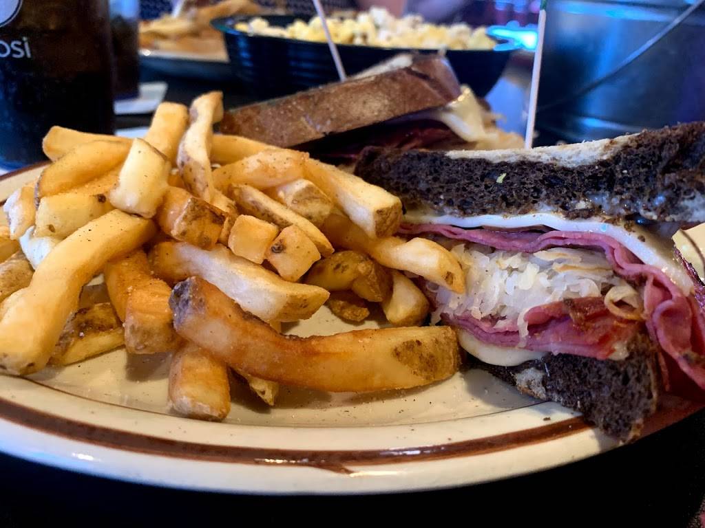 Roosters Barn & Grill | restaurant | 2280 Superior Dr NW, Rochester, MN 55901, USA | 5072268885 OR +1 507-226-8885