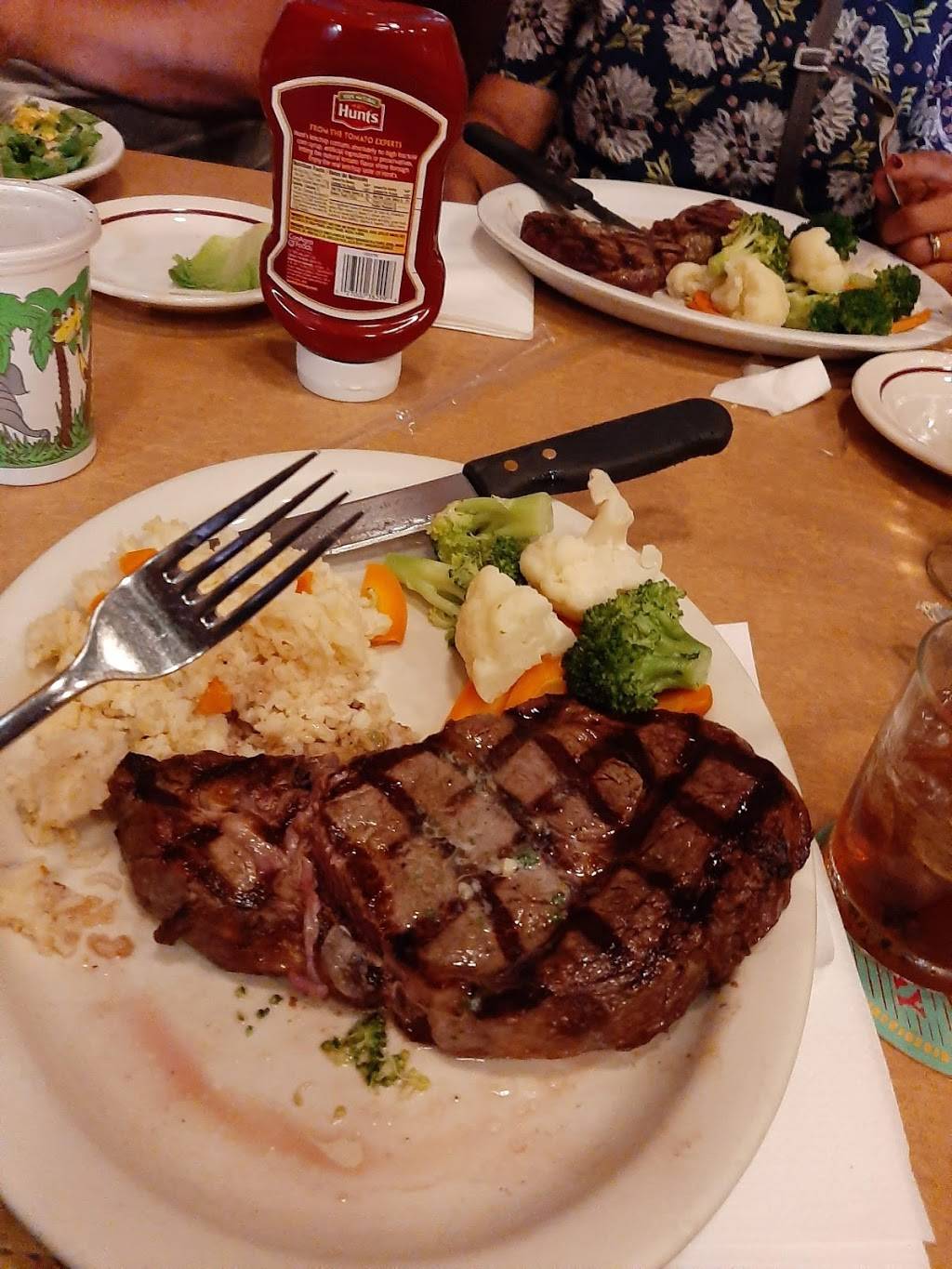 Bucks American Cafe | restaurant | 2901 Hewitt Ave, Everett, WA 98201, USA | 4252581351 OR +1 425-258-1351