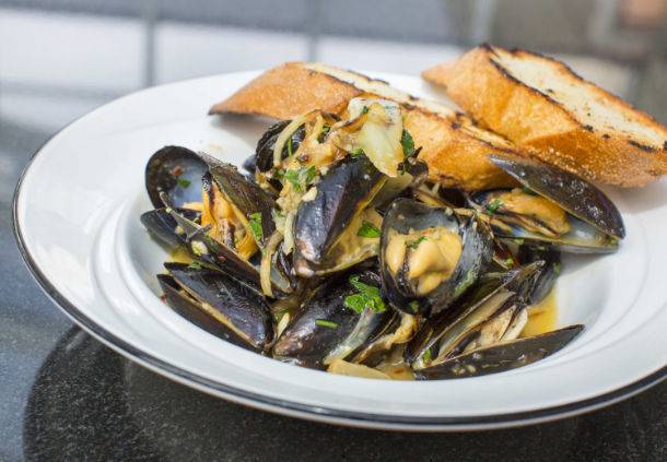 Legends Sports Bar & Grill | restaurant | 111 Crawford Ave, Conshohocken, PA 19428, USA | 6102609400 OR +1 610-260-9400