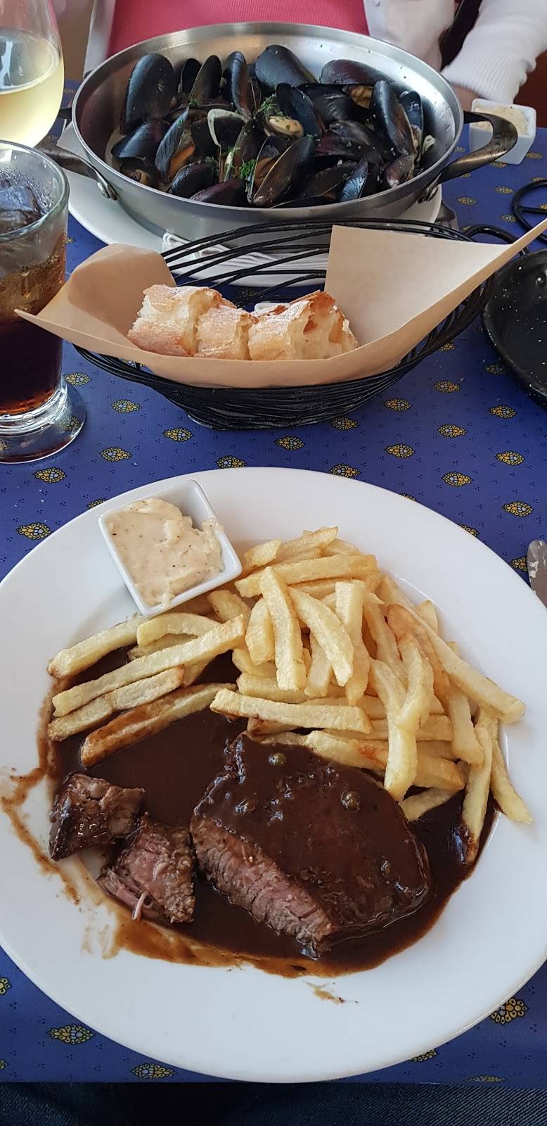 Bistro Moulin | restaurant | 867 Wave St, Monterey, CA 93940, USA | 8313331200 OR +1 831-333-1200