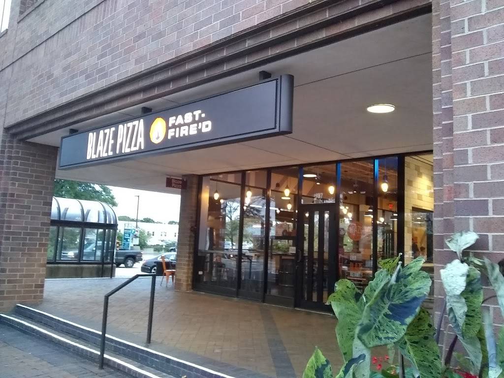 Blaze Pizza | meal takeaway | 600 Central Ave Ste 107, Highland Park, IL 60035, USA | 8472649261 OR +1 847-264-9261