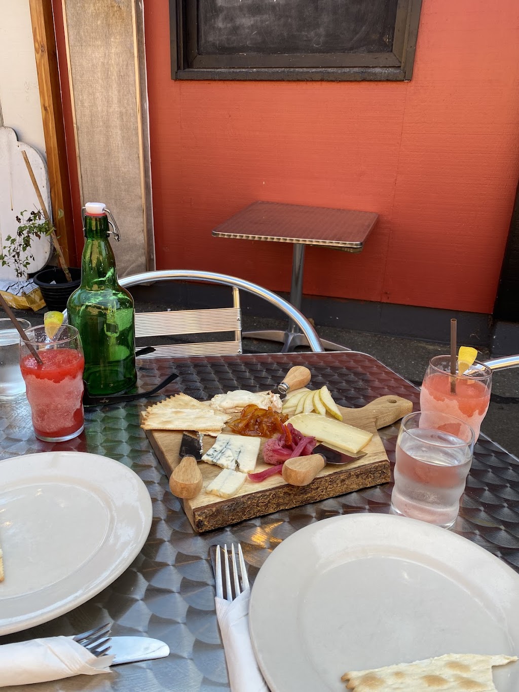 Le Petit Paquet | restaurant | 1857 NW 195th St, Shoreline, WA 98177, USA | 2067555433 OR +1 206-755-5433